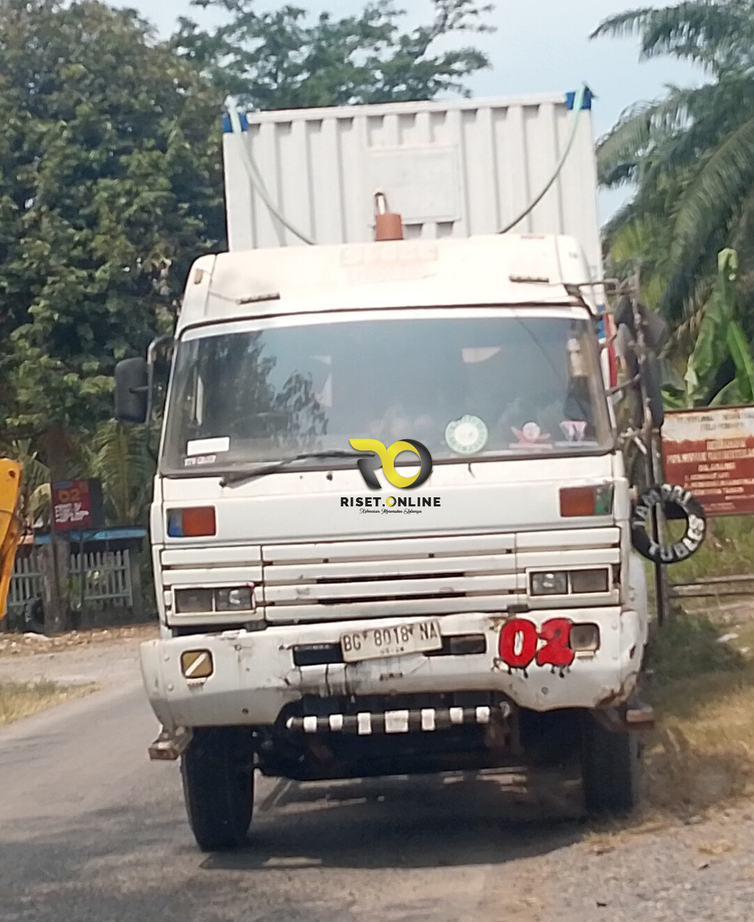 Armada Angkutan Alat Moving Di Duga Tidak Ada Izin Resmi Melintas. 